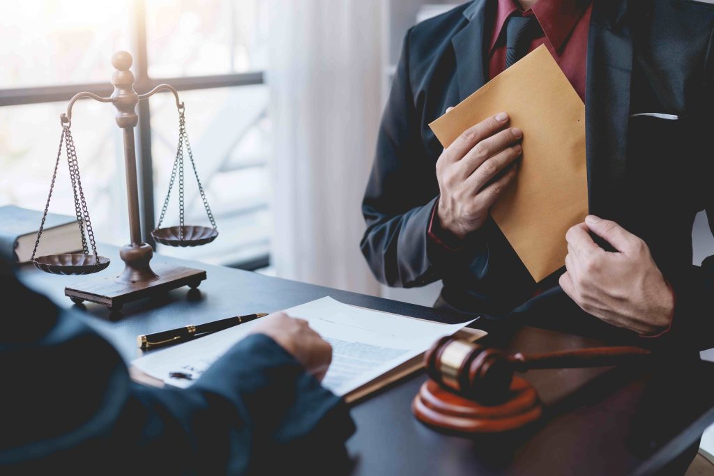 Expat Arrested in UAE – Why Criminal Lawyers in Dubai Are Essential